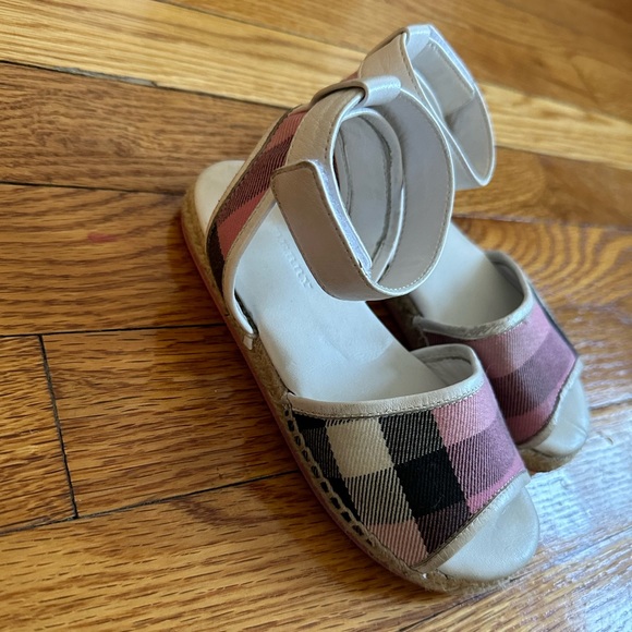 Beautiful pink/what Burberry espadrille little girls sandals😍 - Picture 2 of 6